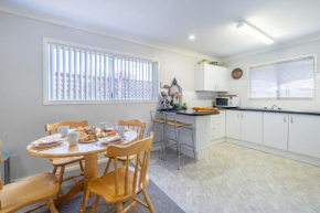 Lorikeet Retreat 2 Pet Friendly Air Conditioned Holiday House